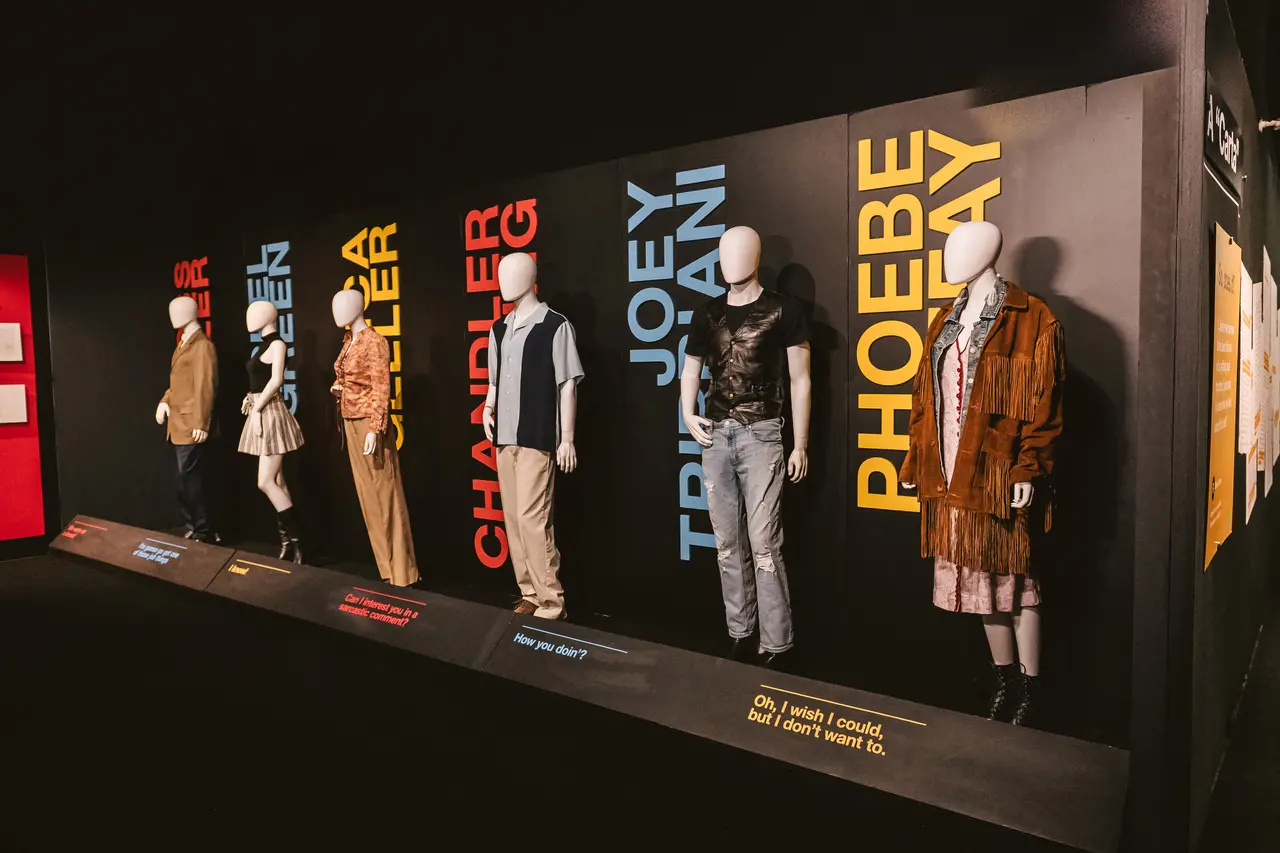 Além dos espaços recriados, mostra conta com roupas em exposição que referenciam figurinos