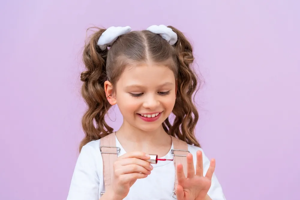 Alguns esmaltes contêm ftalatos, substância tóxica que pode prejudicar o crescimento infantil.