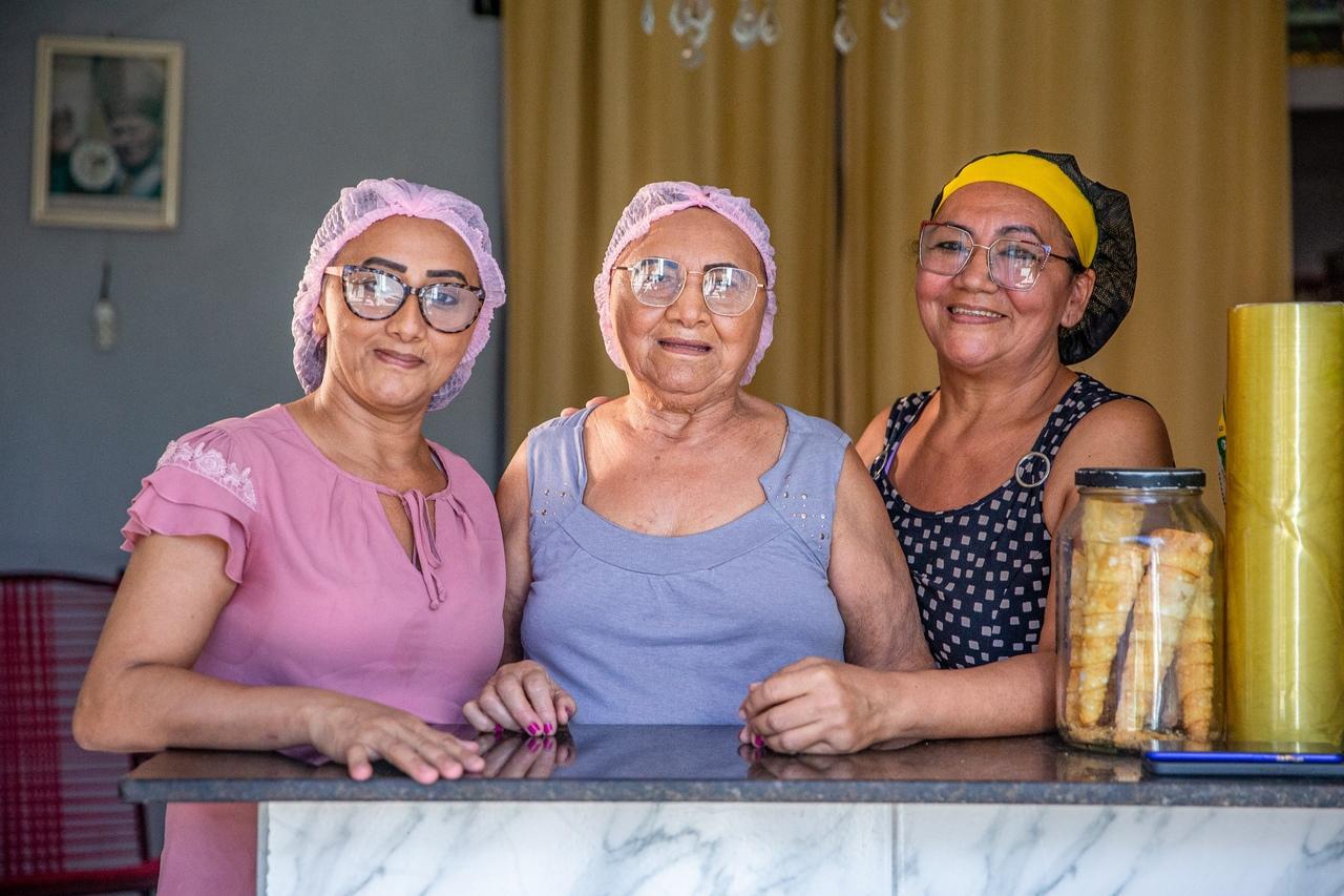 Foto das irmãs Ana Cláudia de Sousa e Regiane Rodrigues de Sousa com a mãe