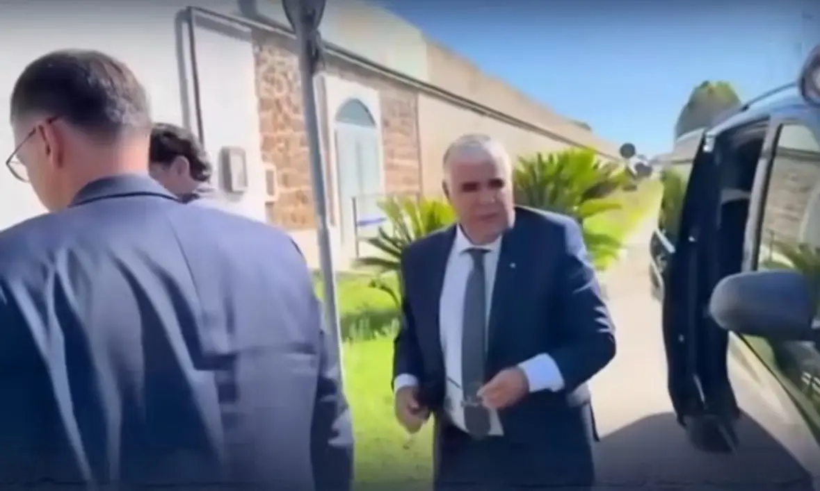 Eduardo Guirão saindo do carro