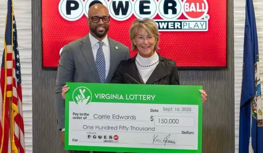 Mulher vencedora do prêmio da loteria sorrindo ao lado de homem diretor executivo da empresa de apostas online