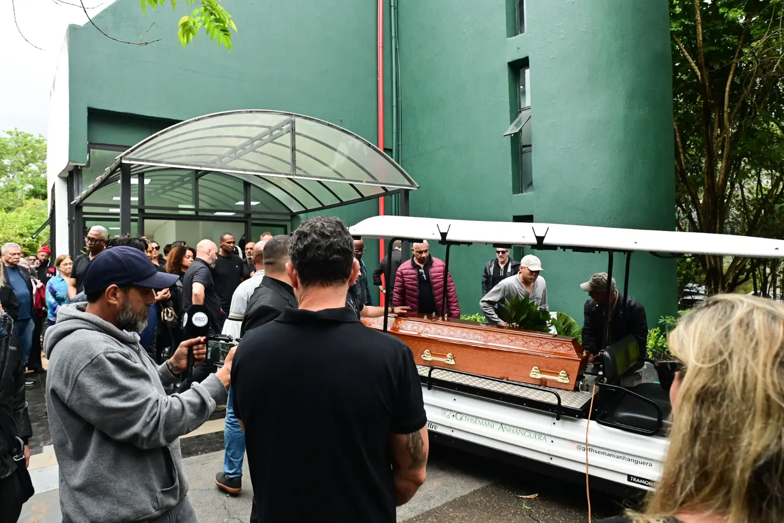 Caixão é transportado para ser sepultado