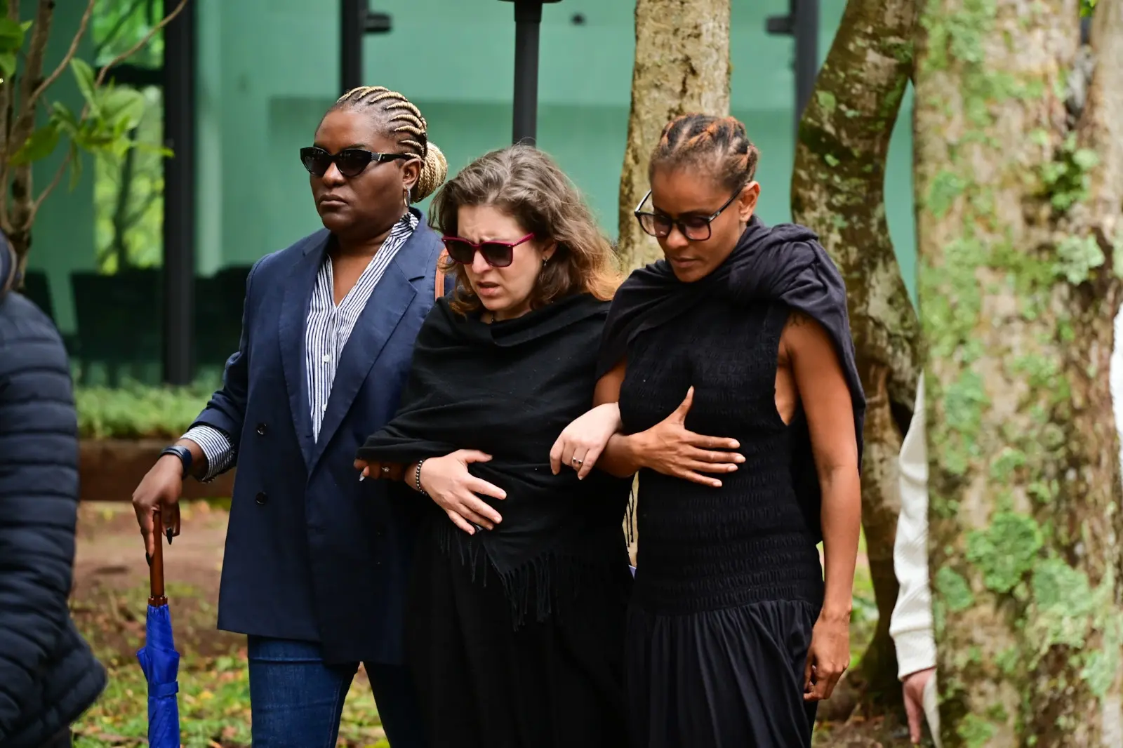 Karin Hills, Luciana Andrade e Aline Wirley andam em direção ao velório de JP Mantovani