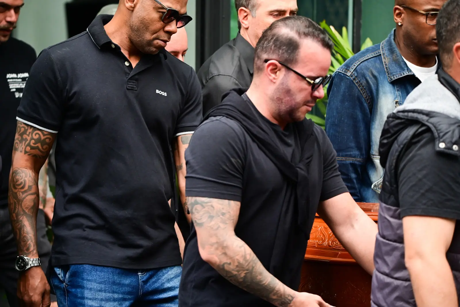 Homens carregam o caixão de JP Mantovani