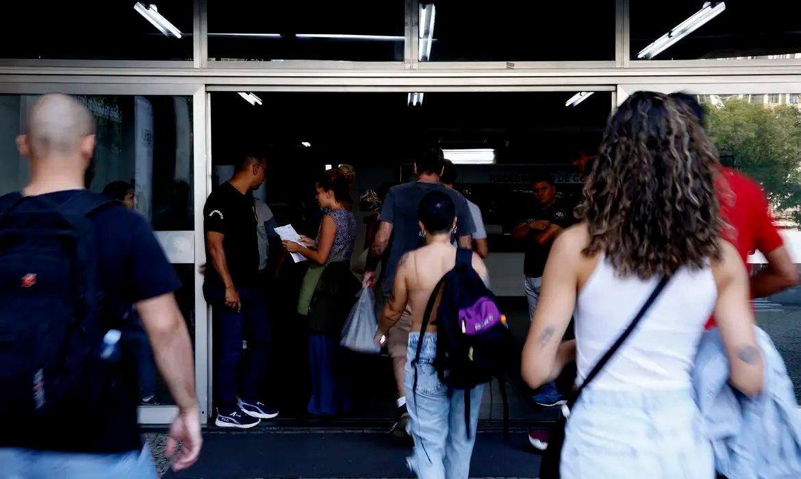 Participantes do concurso entram dentro do local de provas