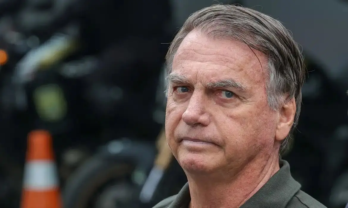 Ex-presidente Jair Bolsonaro, fotografado na saída do hospital DF Star em Brasília. Imagem usada para matéria sobre julgamento do ex-presidente no STF