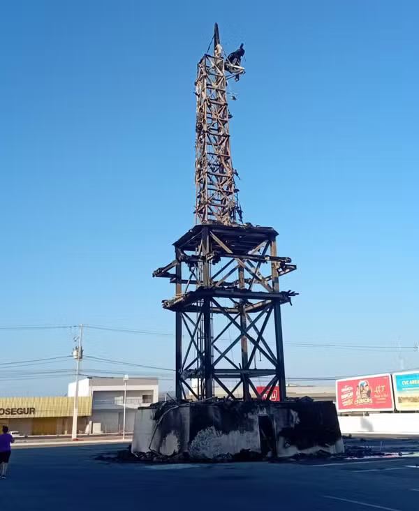 Estrutura metálica da estátua da Havan após o incêndio em Petrolina