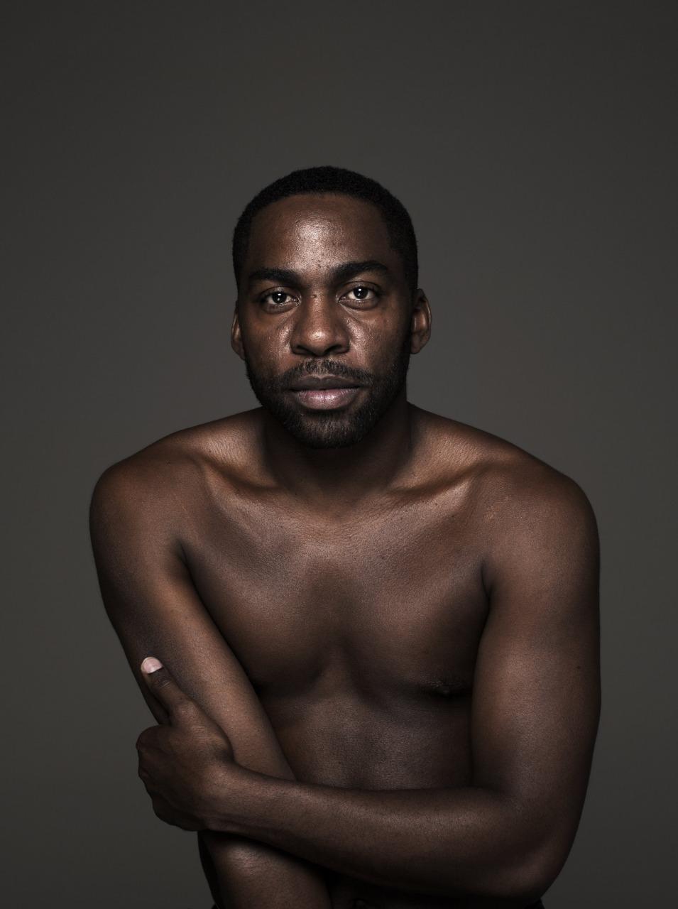 Na imagem, o ator, diretor e escritor Lázaro Ramos registrado pelo fotógrafo Bob Wolfenson