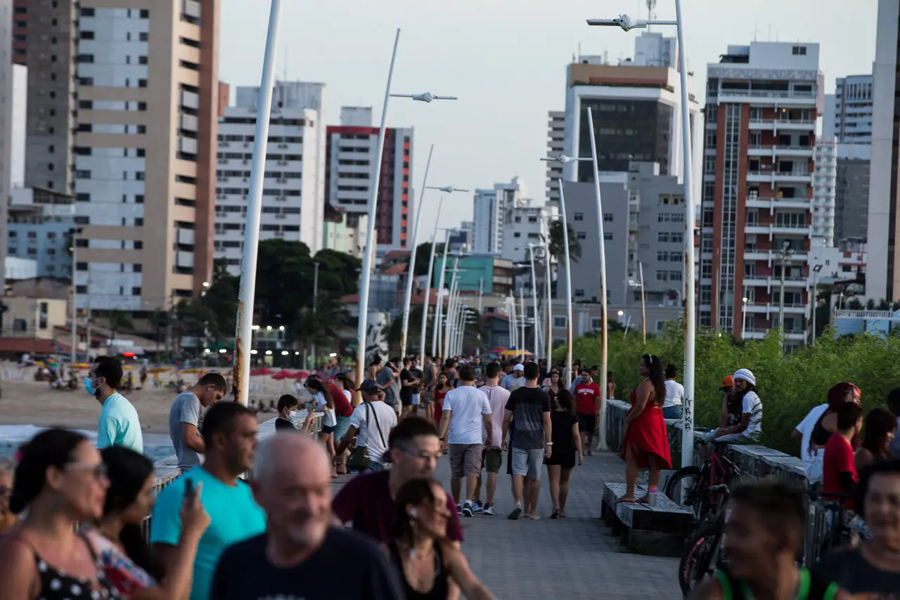 Imagem de movimentação de turistas na orla da Praia de Iracema, em Fortaleza