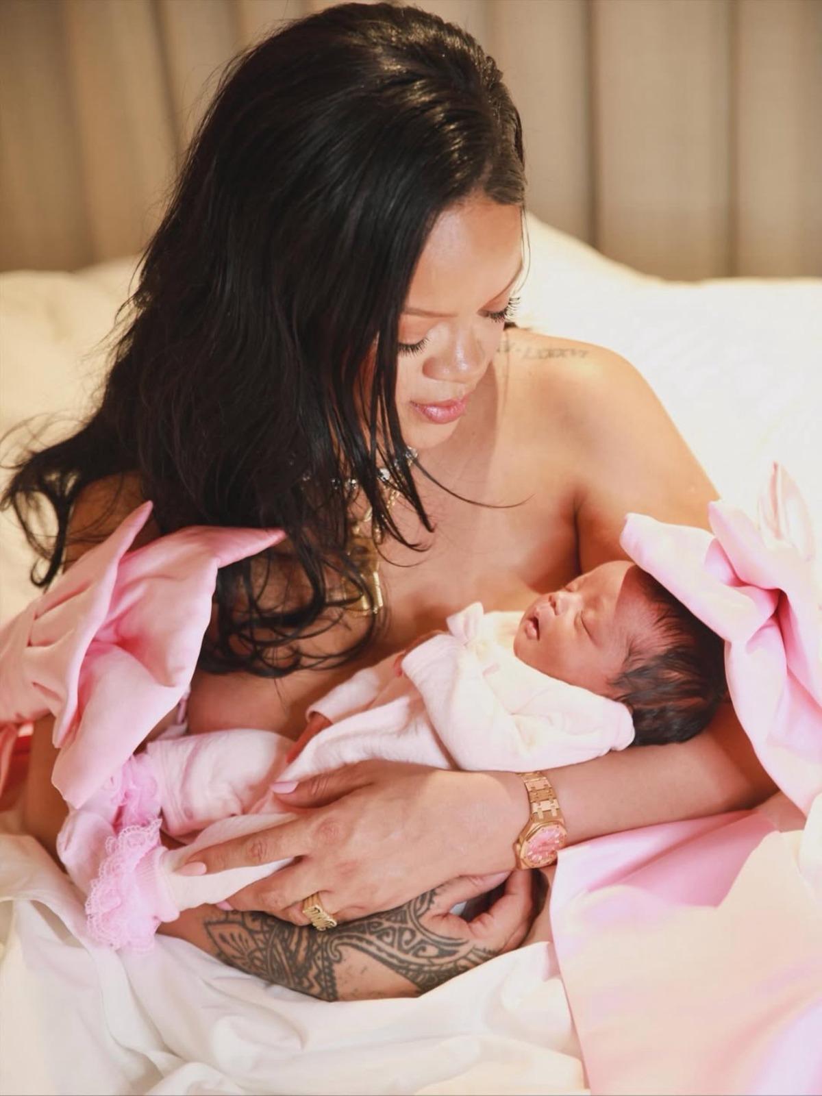 Rihanna com a filha no colo