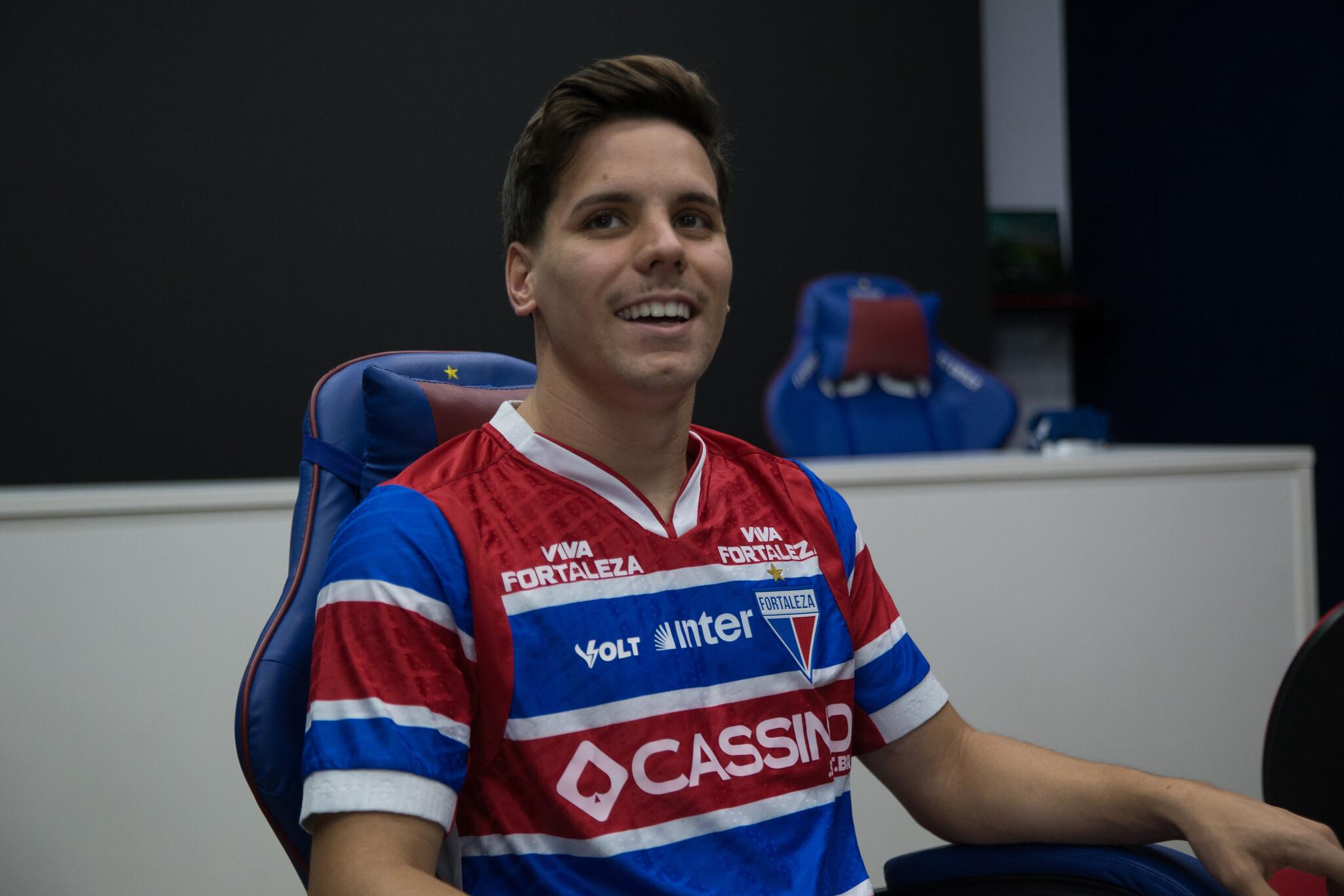 Foto de Lucca Prior, que realiza sonho de infância ao defender o time profissional do Fortaleza