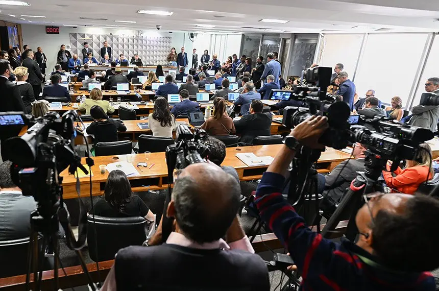 Foto onde mostra os congressistas, senadores e deputados, durante a sessão da CPMI do INSS