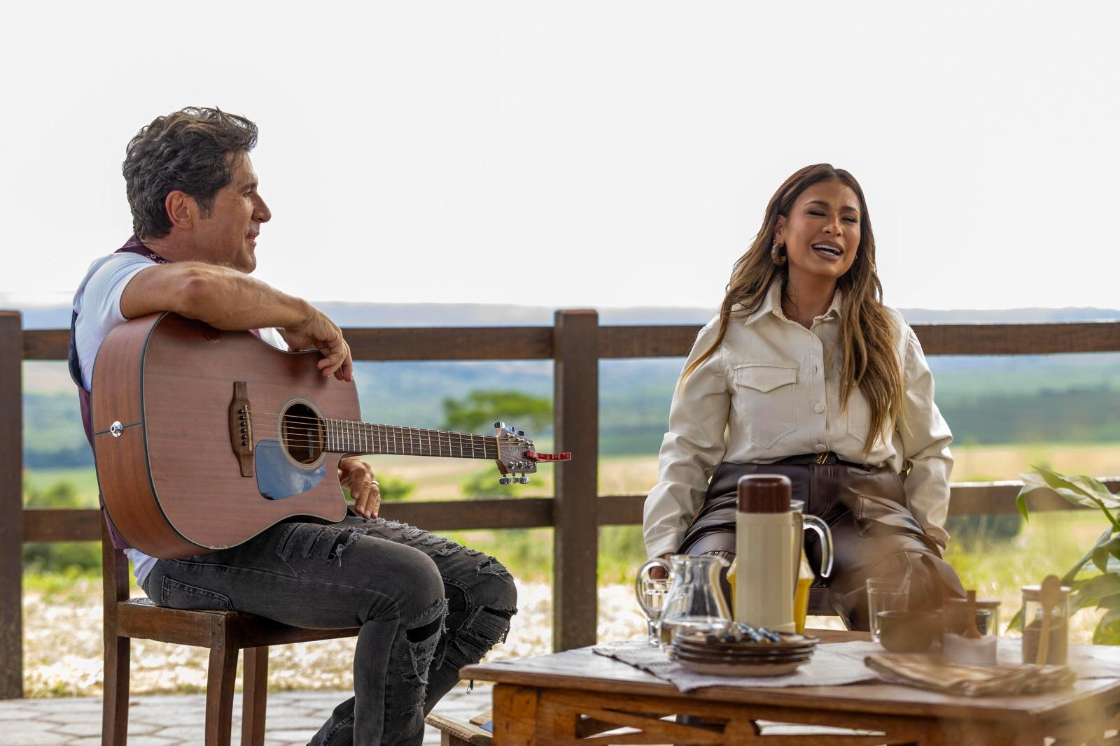 Simone e Daniel cantam uma versão da música Talismã.