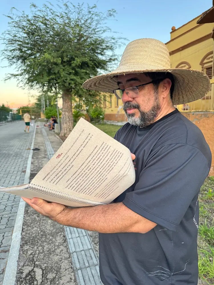 Na imagem, o diretor Ronaldo Agostinho durante ensaio em Canindé para o espetáculo 