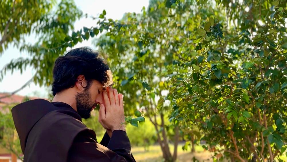 Na imagem, o ator André Ximenes na pele de São Francisco de Assis para o espetáculo 