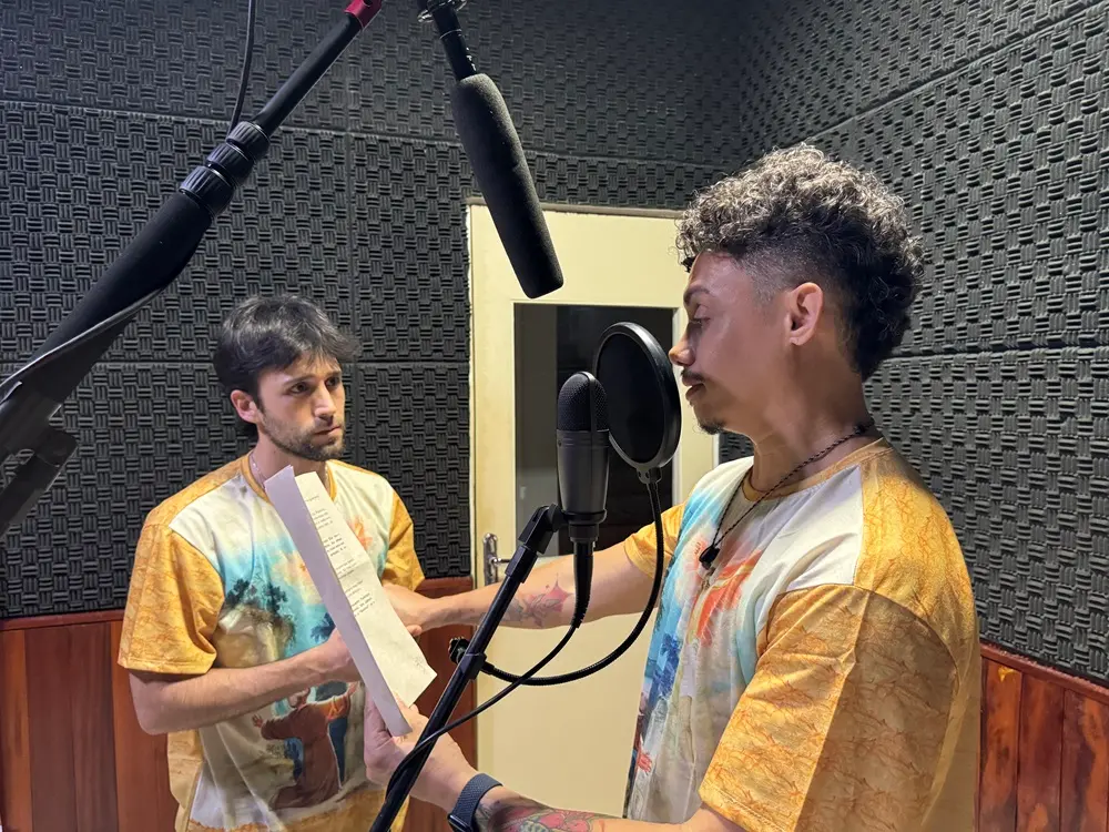 Na imagem, os atores André Ximenes e Silvero Pereira durante gravação em estúdio para o espetáculo 