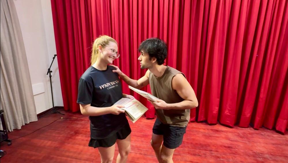 Na imagem, os atores André Ximenes e Any Maia em cima do palco em preparação para o espetáculo 