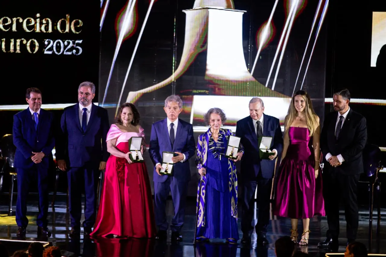 A vice-governadora do Ceará, Jade Romero, entregou o troféu à médica Adriana Costa e Forti; o presidente da Assembleia Legislativa do Ceará, Romeu Aldigueri, ao empresário Oto de Sá Cavalcante; o prefeito de Fortaleza, Evandro Leitão, à artista Guiomar Marinho; e o presidente do Conselho de Administração do Grupo Edson Queiroz, Edson Queiroz Neto, entregou a comenda ao empresário e político Tasso Jereissati.