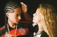 Cena de uma conversa intensa entre Oruam e Fernanda  em ambiente interno, destacando expressões e emoções fortes, ideal para conteúdo de entretenimento e destaque de relacionamento.