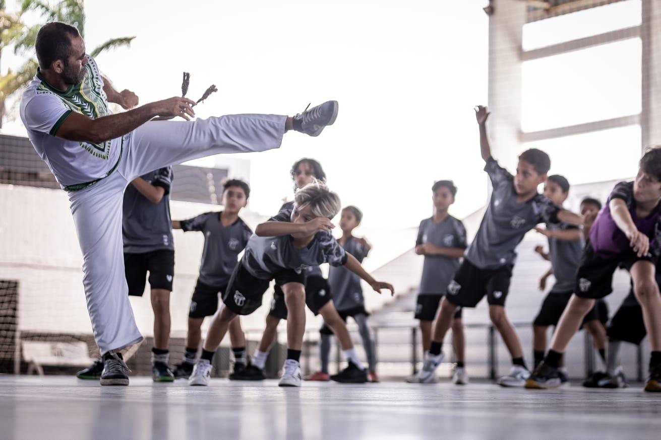 A aula de capoeira ministrada na sede da base do Ceará