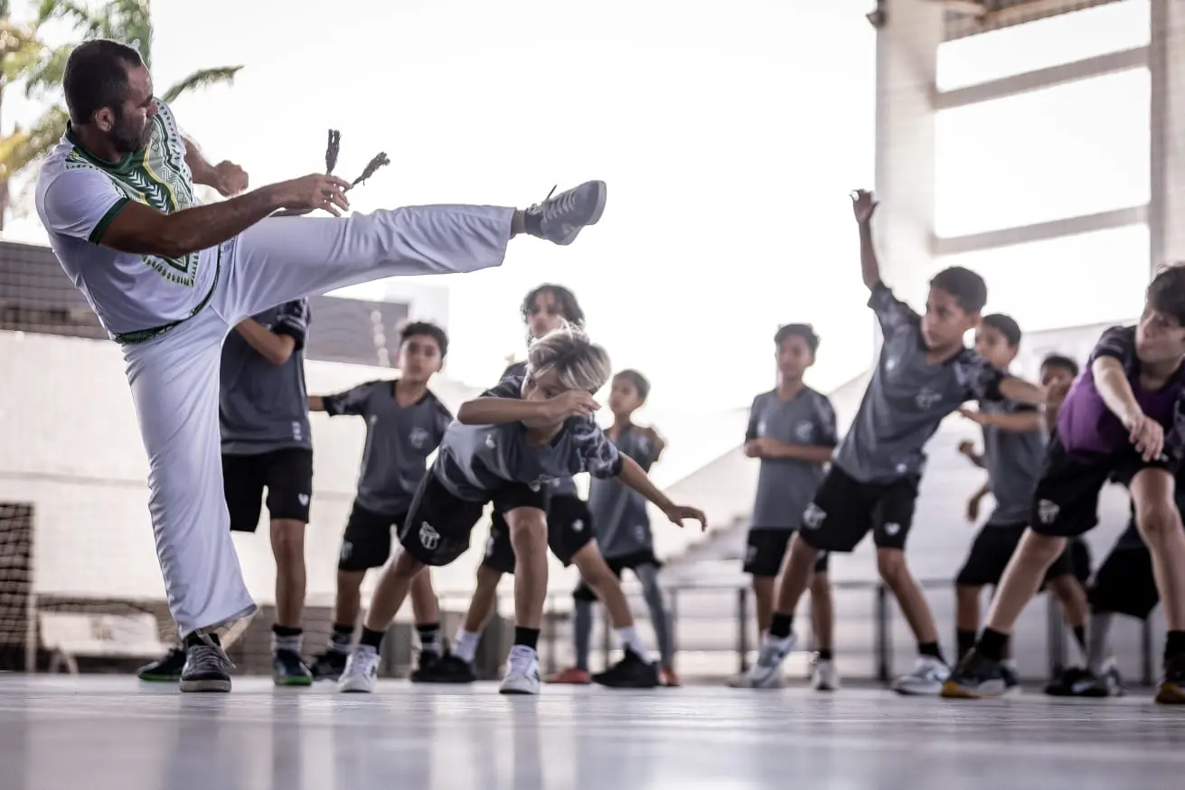 A aula de capoeira ministrada na sede da base do Ceará