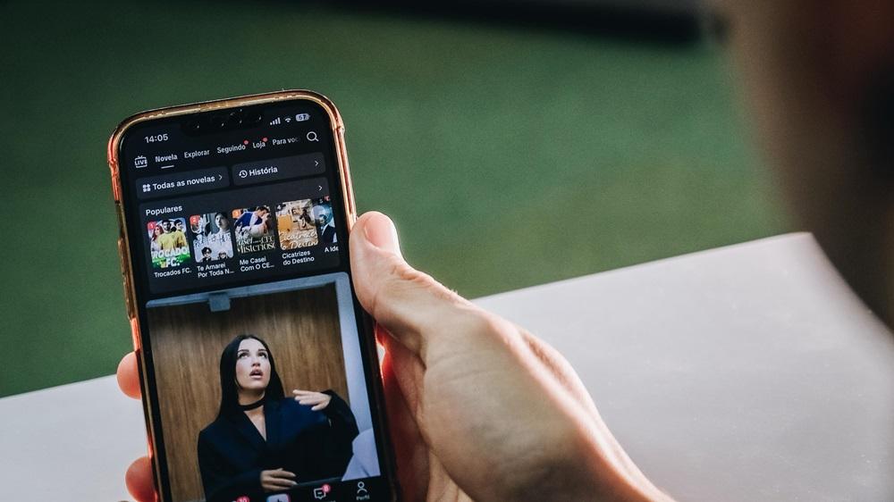 Na imagem, detalhe do aplicativo TikTok, com aba específica para conteúdos de novelas verticais
