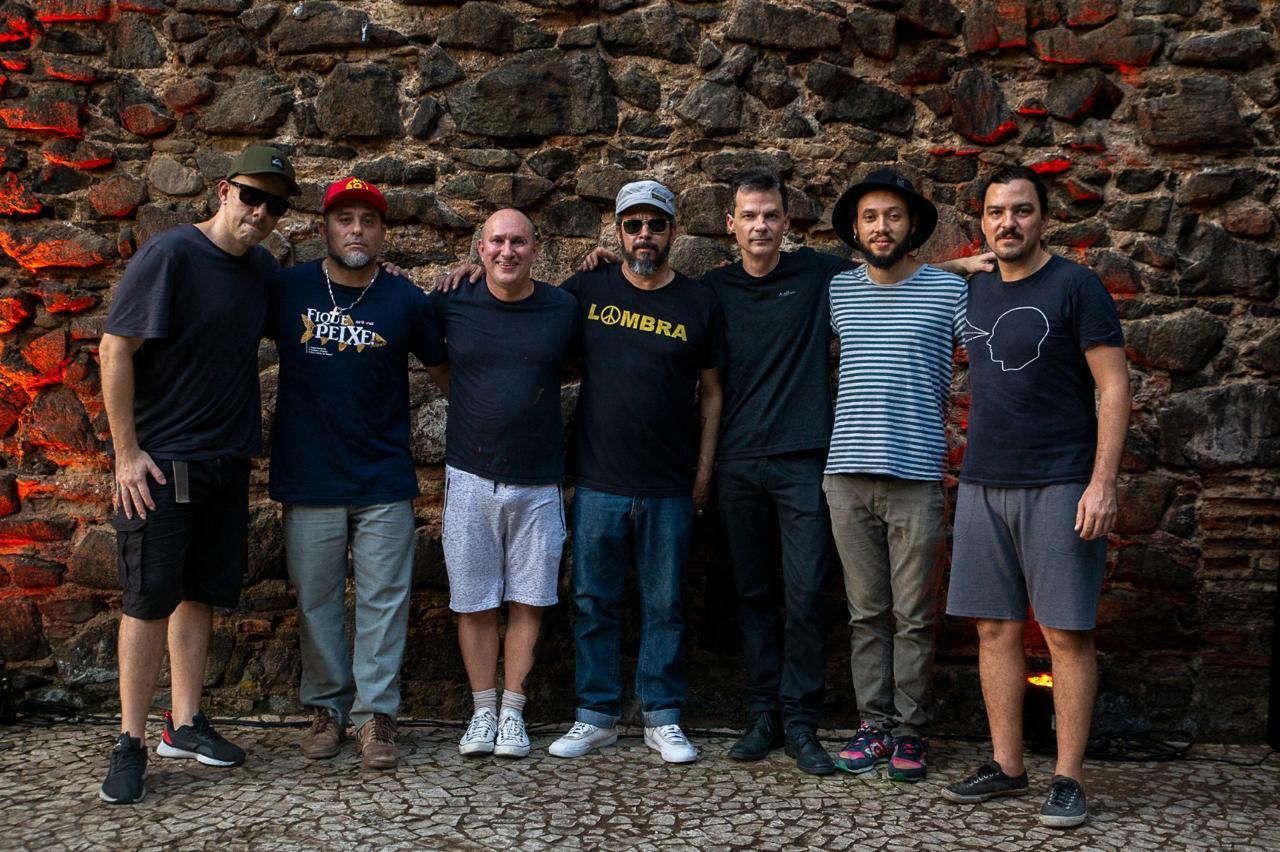 Formada por integrantes da Nação Zumbi, banda Los Sebosos Postizos faz show em Fortaleza