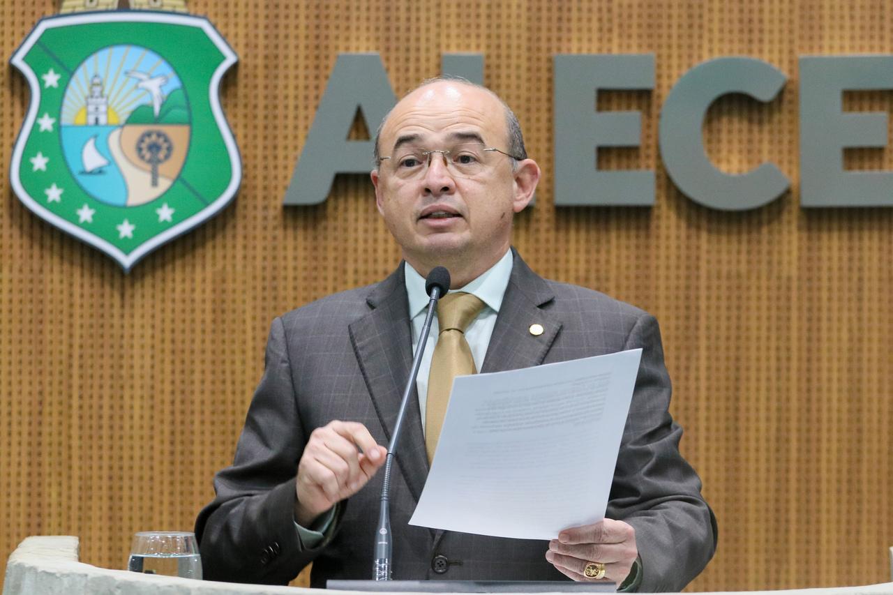 Foto mostra Sérgio Aguiar durante discurso no Plenário 13 de Maio da Alece