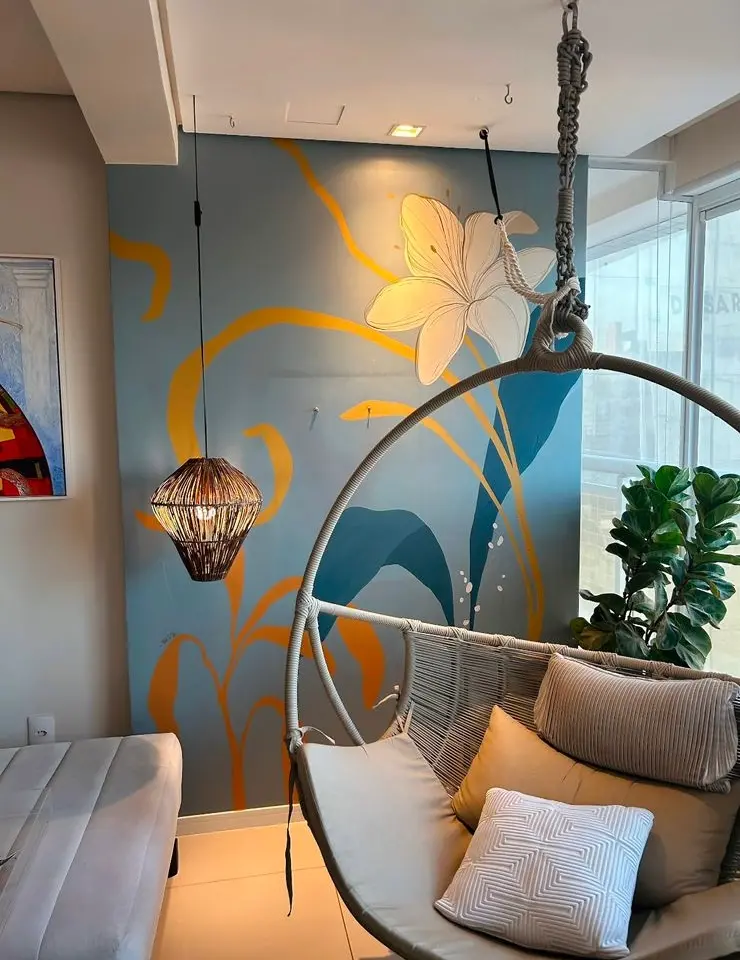 Na imagem, pintura artística assinada pela artista Beatriz Cavalcante, em alusão a flores tropicais