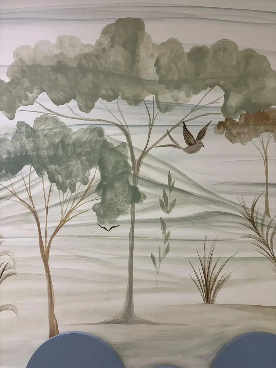 Na imagem, pintura artística assinada pelo artista Alisson Borges, com elementos da flora e da fauna tropicais