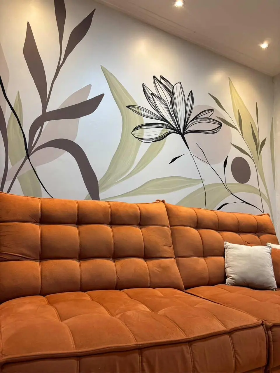 Na imagem, pintura artística assinada pelo artista Alisson Borges, com elementos florestais na sala de estar