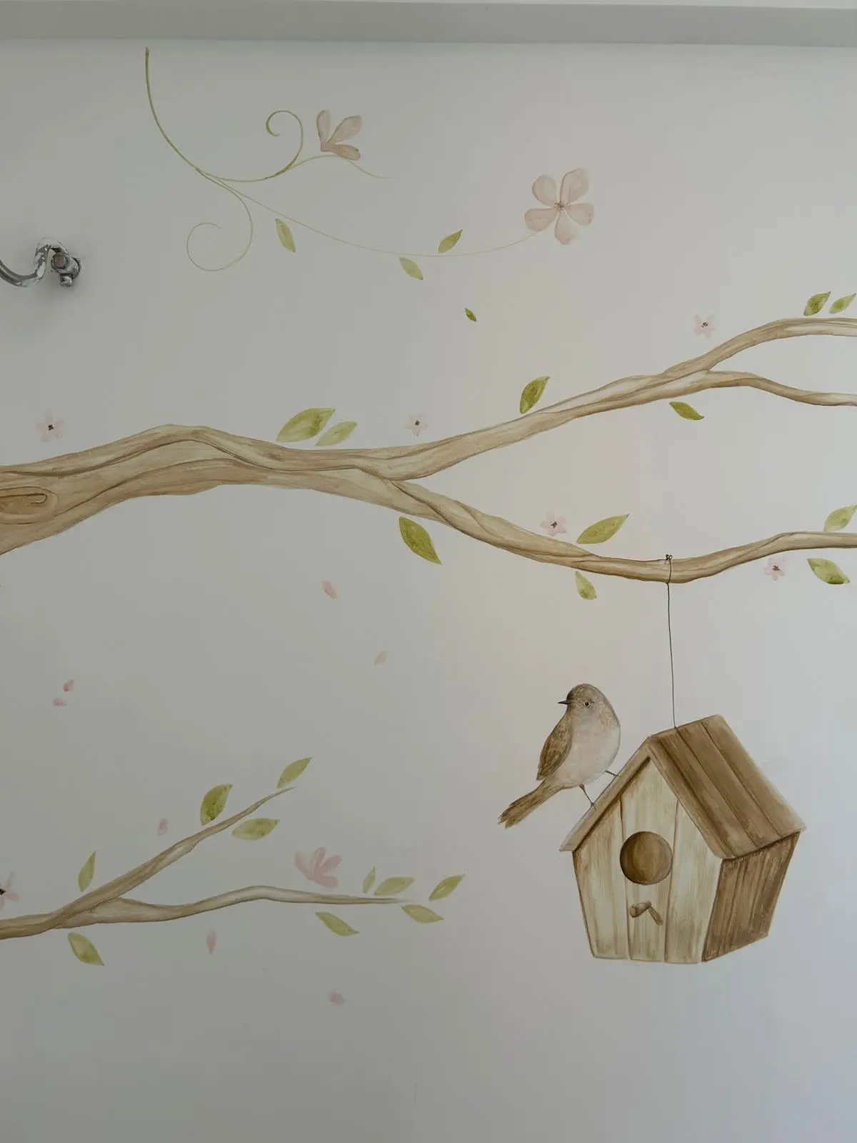 Na imagem, pintura artística assinada pela artista Beatriz Cavalcante, com elementos naturais, a exemplo de plntas, galhos e pássaros