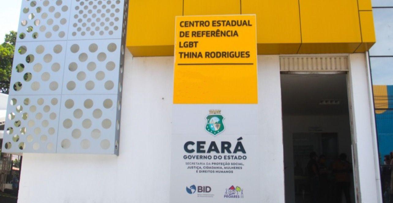 fachada de um prédio de cor amarela onde acontecerão os cursos