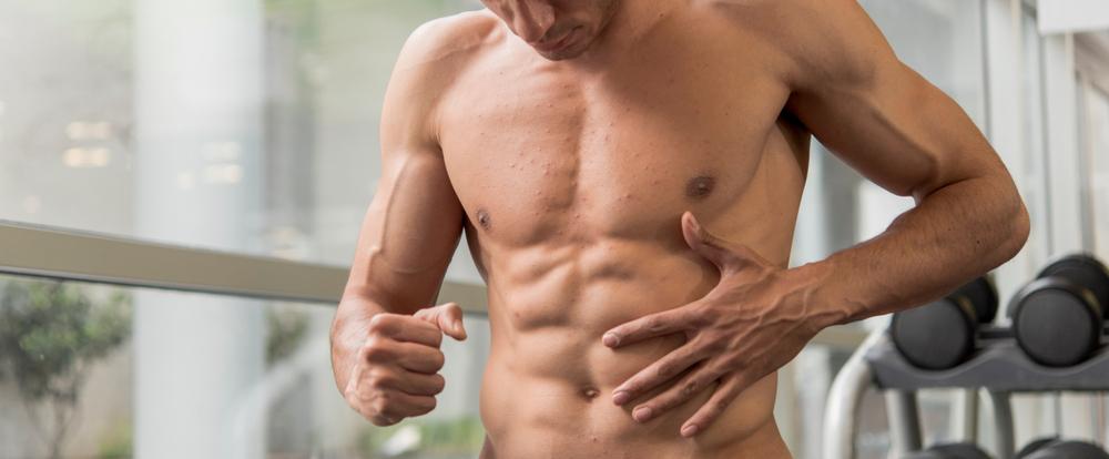 foto de corpo masculino com acne.