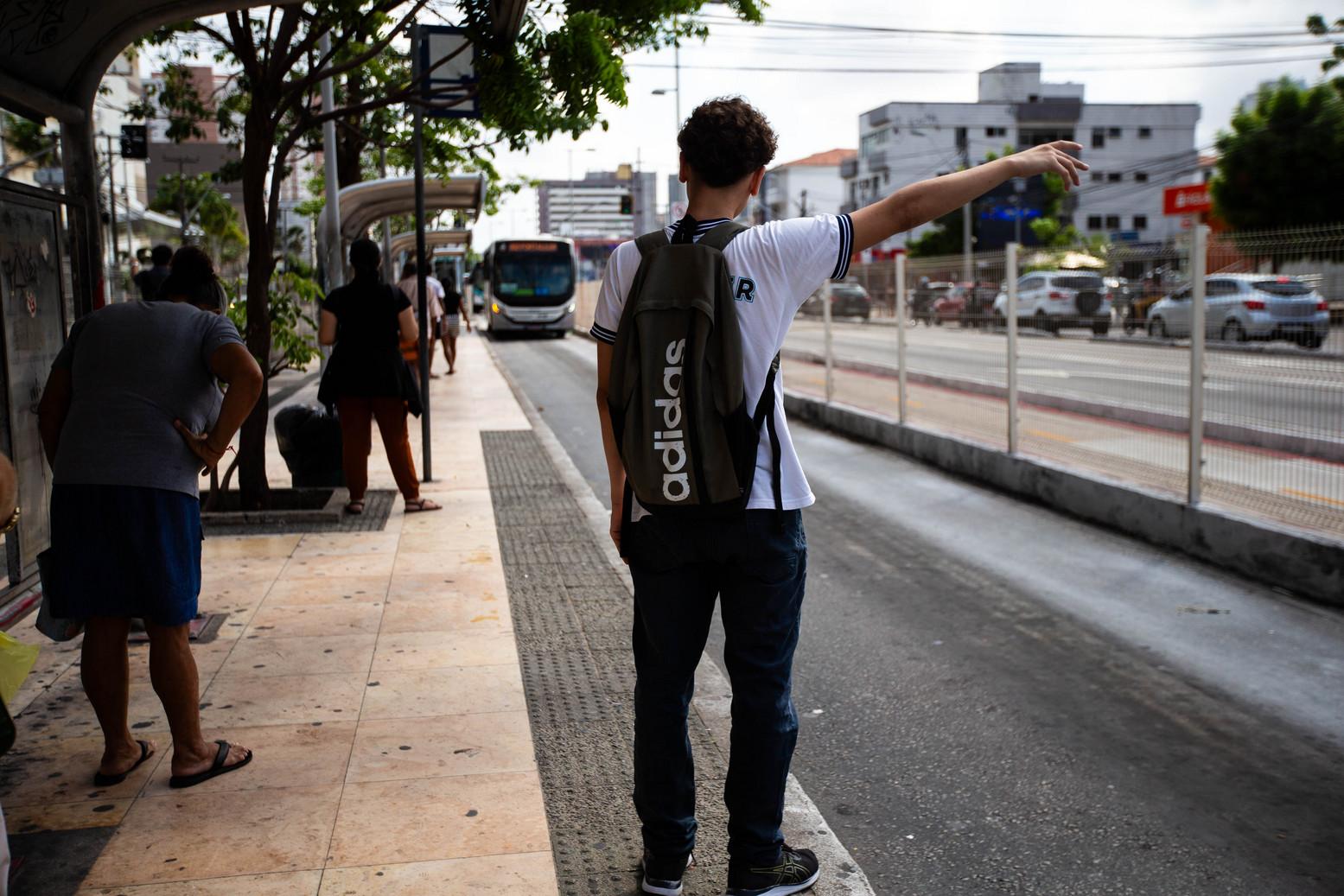 Foto de passageiro aguardando ônibus em parada em Fortaleza