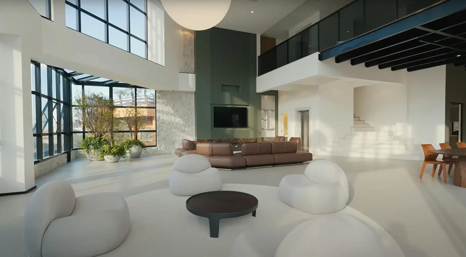 imagem mostra sala de mansão, com móveis. mansão é vendida por 25 milhões de reais, em santa catarina