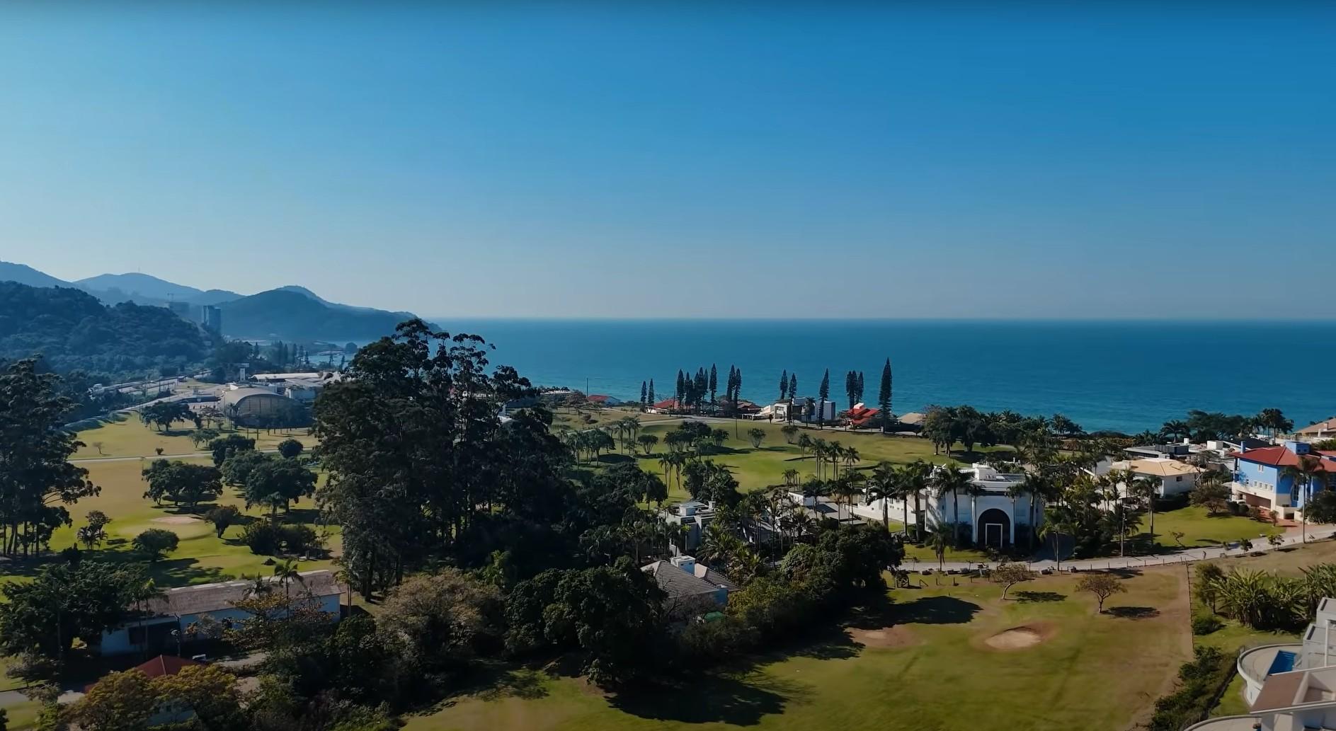 imagem aérea mostra vegetação e construções de ilha particular de mansão de 25 milhões, em santa catarina