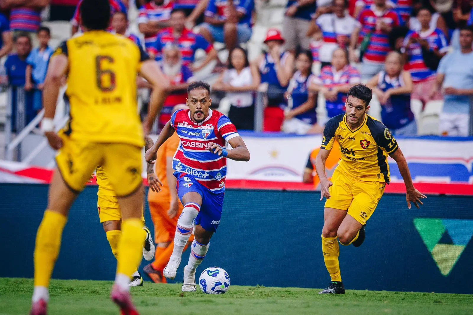 Atletas de Fortaleza e Sport disputam bola em jogo