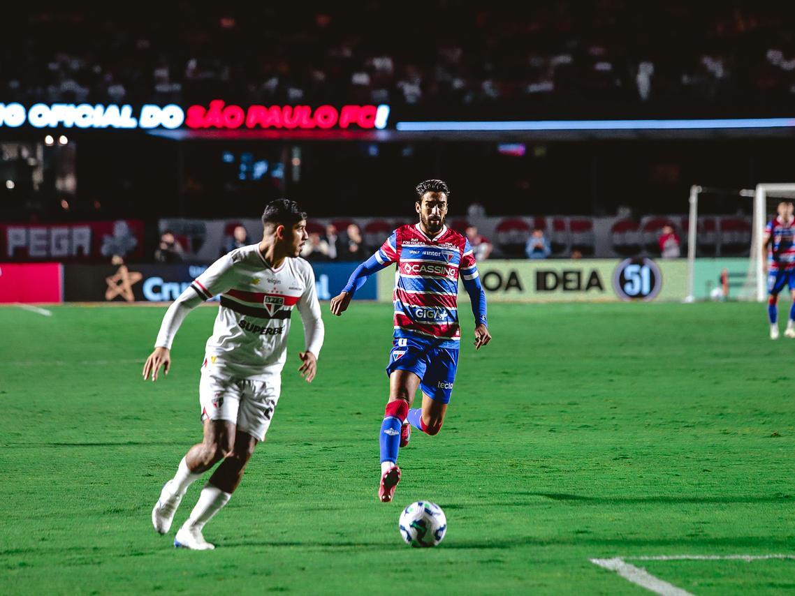 Atletas de Fortaleza e São Paulo disputam bola