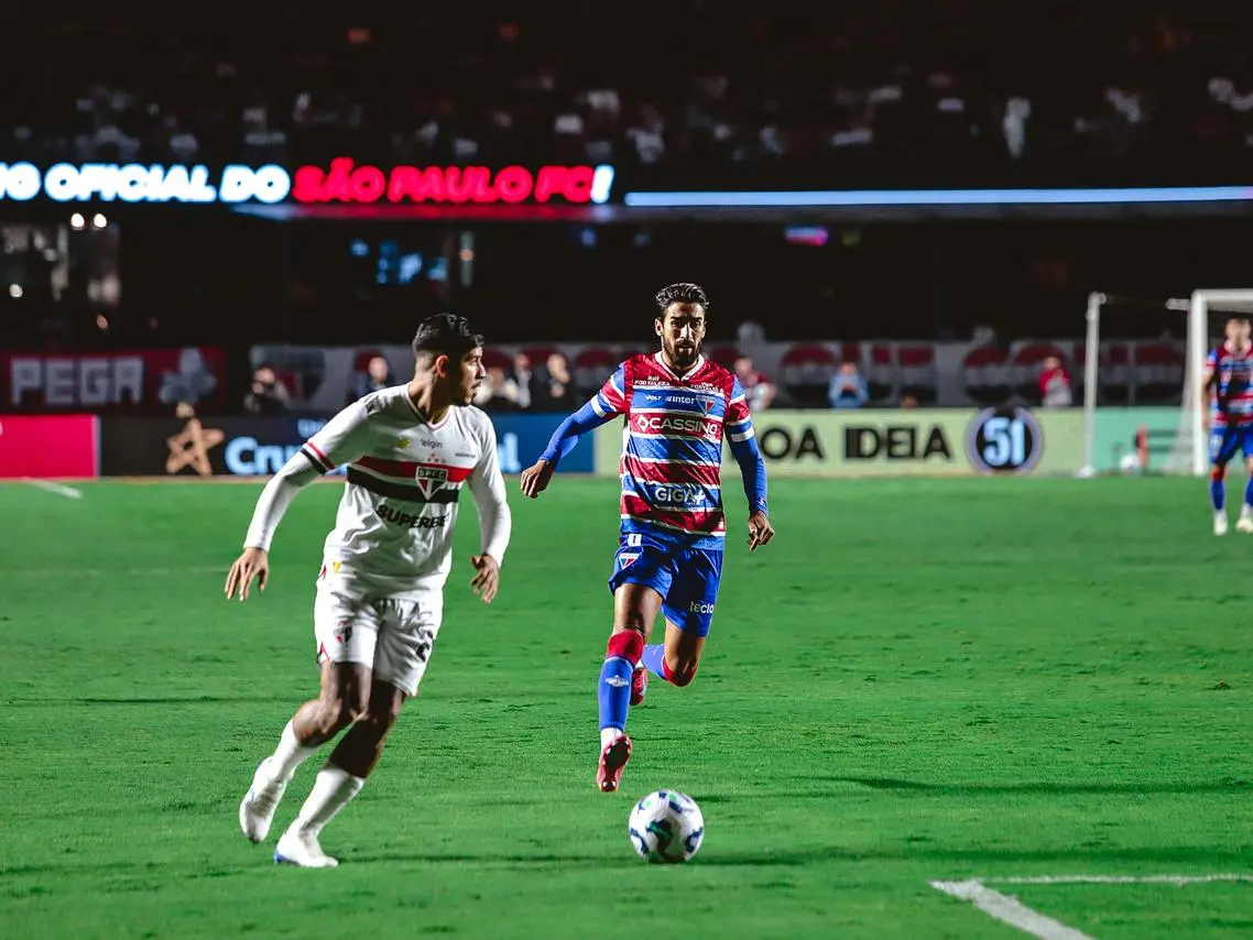 Atletas de Fortaleza e São Paulo disputam bola