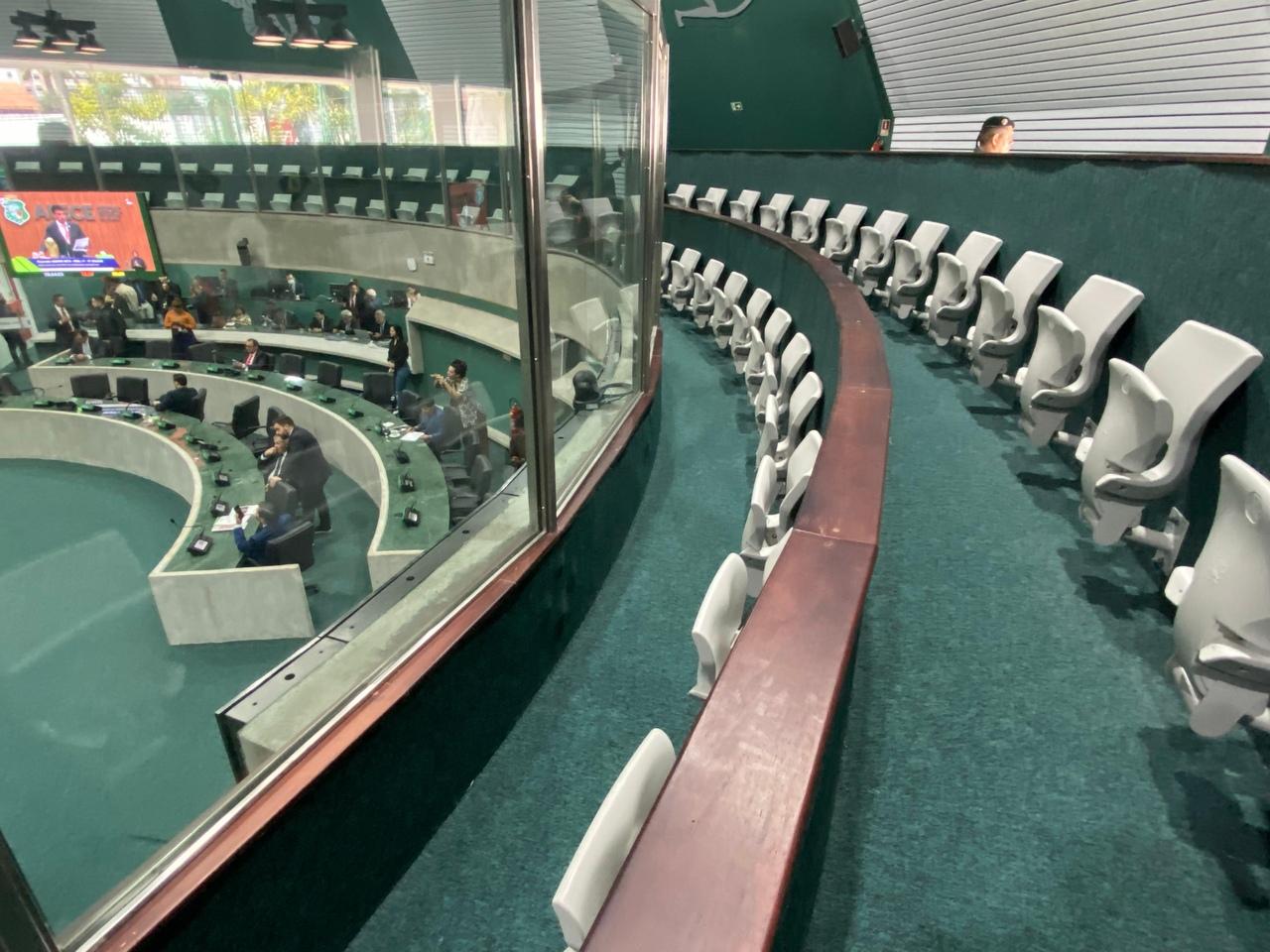 Fotos mostra galerias do Plenário 13 de Maio completamente vazias