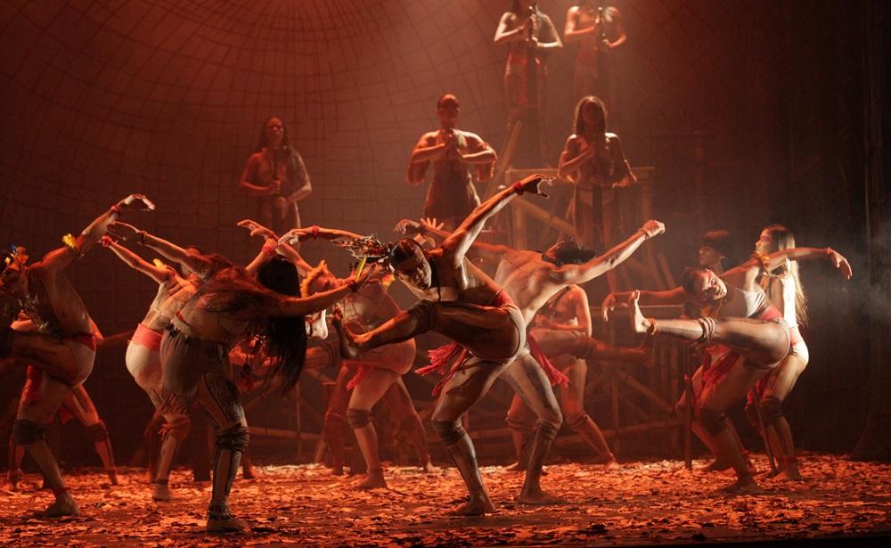 Na imagem, bailarinas e bailarinos da companhia Edisca durante apresentação do espetáculo 