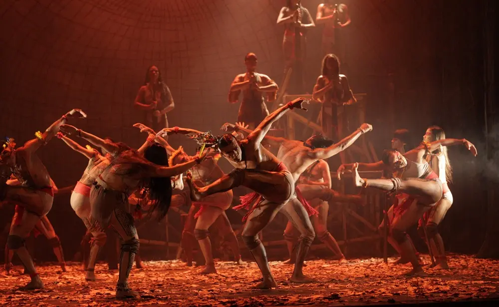 Na imagem, bailarinas e bailarinos da companhia Edisca durante apresentação do espetáculo 