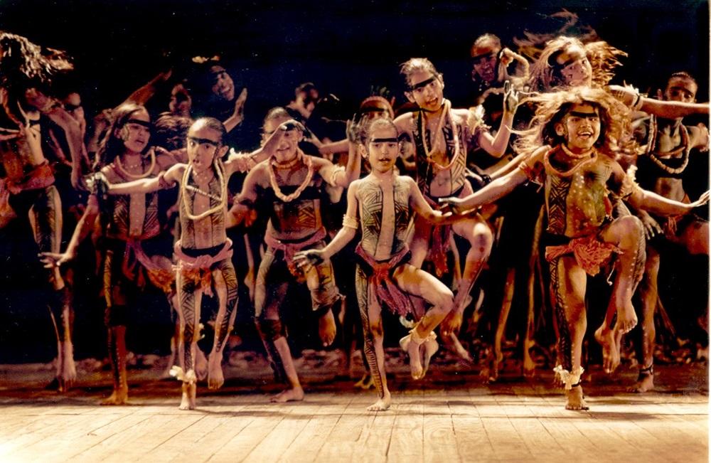 Na imagem, bailarinas e bailarinos da companhia Edisca encenam o espetáculo 