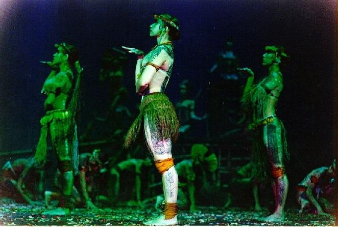 Na imagem, bailarinas e bailarinos da companhia Edisca encenam espetáculo 