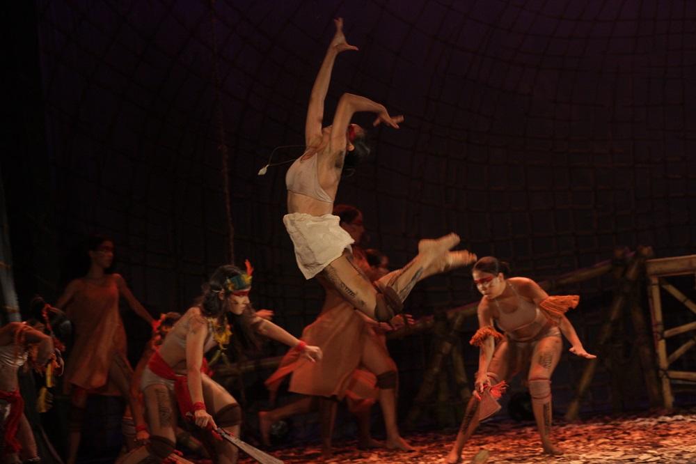 Na imagem, bailarinas e bailarinos do espetáculo 