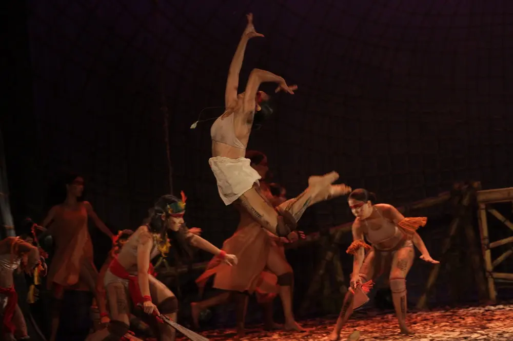 Na imagem, bailarinas e bailarinos do espetáculo 