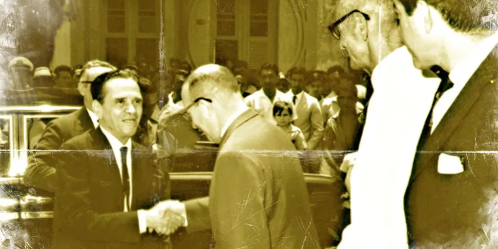 Ex-governador Plácido Aderaldo Castelo cumprimenta aliados. Todos vestem paletós