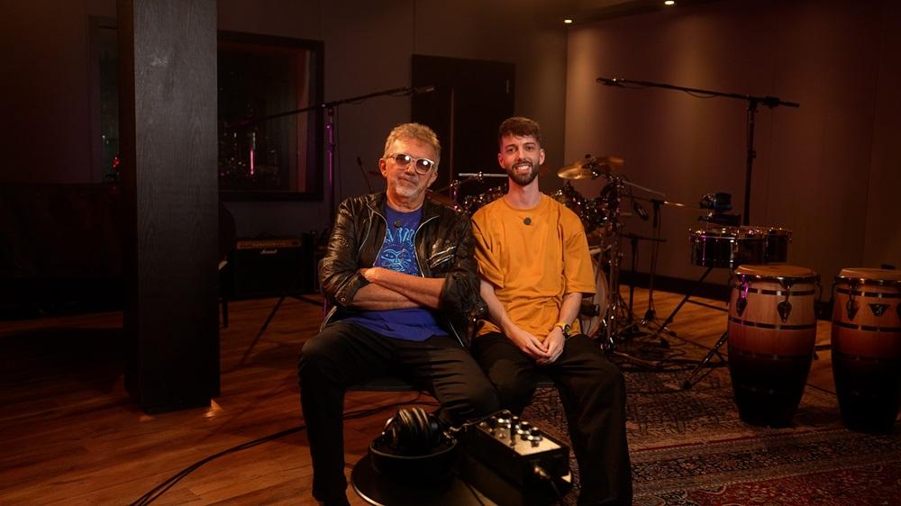 Na imagem, o músico, ator e comediante cearense Falcão durante divulgação da música 