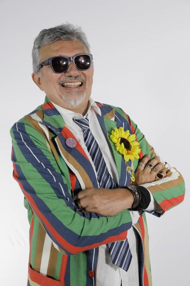 Na imagem, o músico, ator e comediante cearense Falcão durante divulgação da música 